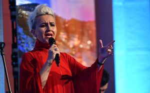 Amira Medunjanin pjeva pjesmu grupe Azra: "...I zagrli me. Poljubi me..."