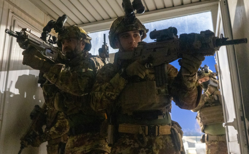 EUFOR: Pogledajte kako italijanska četa pod okriljem noći uvježbava borbu