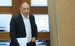 Igor Crnadak se pita: "Da li će tri delegata SNSD-a nastaviti bježati sa sjednica?"