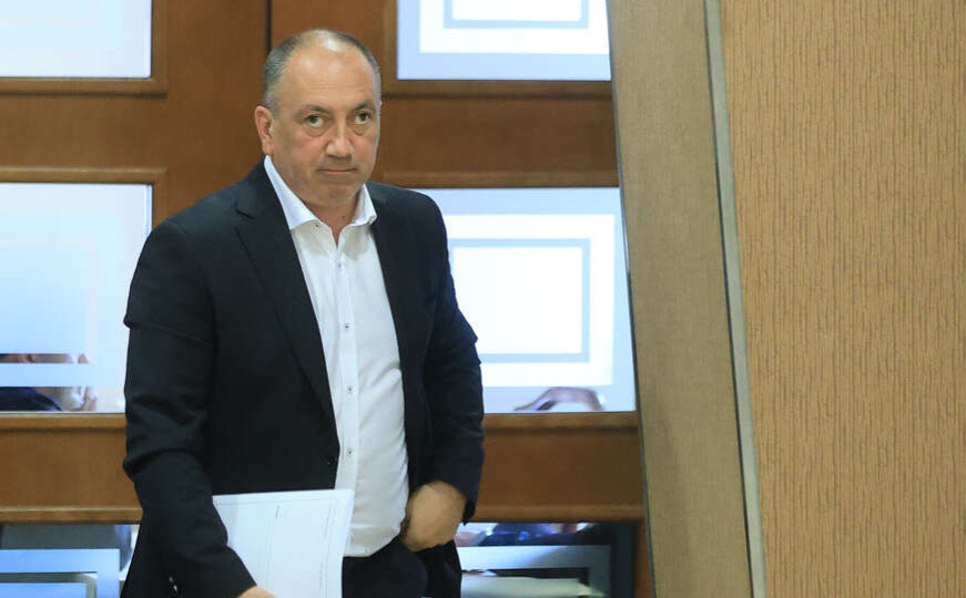 Igor Crnadak se pita: "Da li će tri delegata SNSD-a nastaviti bježati sa sjednica?"