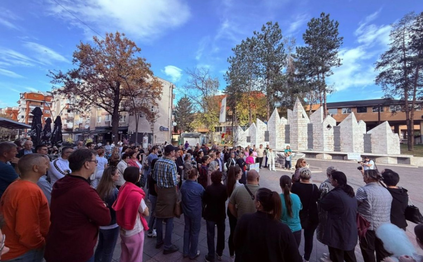 I građani Srebrenika i Gradačca izašli na ulice: "Nećemo da šutimo! Šutnja nas je dovela ovdje!"