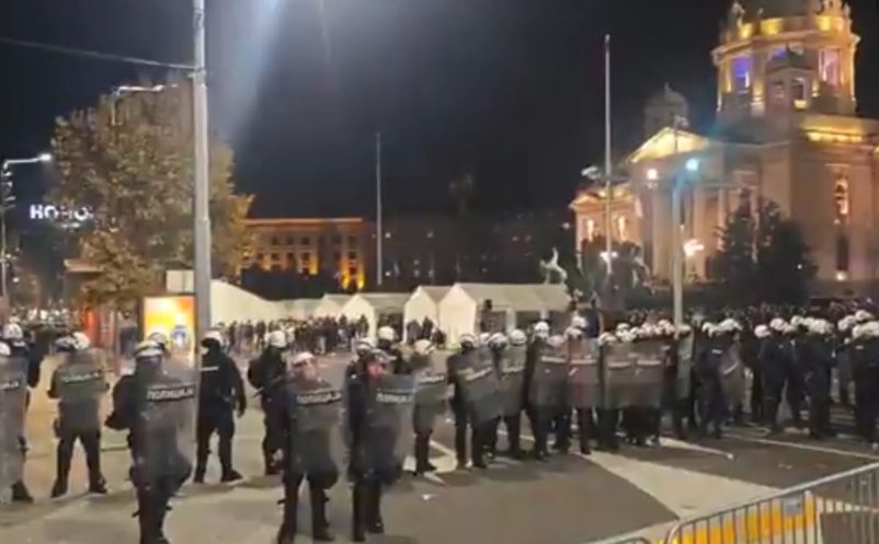 Dramatično u Beogradu: Incident ispred Skupštine, iz 'ćacilenda' bacaju pirotehniku na građane