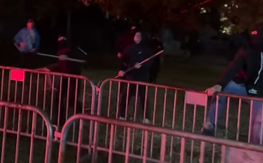 Objavljen snimak: Pogledajte divljački napad maskiranih batinaša iz "ćacilenda" na građane Srbije