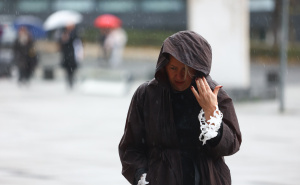 Kišni početak sedmice u Sarajevu: Nakon sunčanog vikenda, građani u kaputima i sa kišobranima