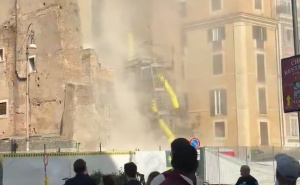 Užas u Rimu: Obrušio se dio čuvene kule, ljudi zatrpani pod ruševinama