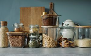 Kako popraviti iskrivljene poklopce od plastičnih posuda: Jednostavna metoda sa ovom namirnicom