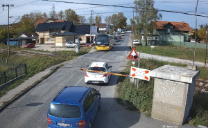 Izbjegnuta tragedija: Automobilom polomila rampu na prijelazu u Modriči, objavljen snimak