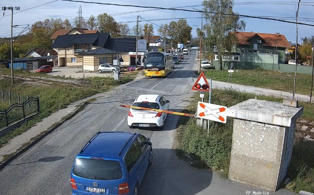 Izbjegnuta tragedija: Automobilom polomila rampu na prijelazu u Modriči, objavljen snimak