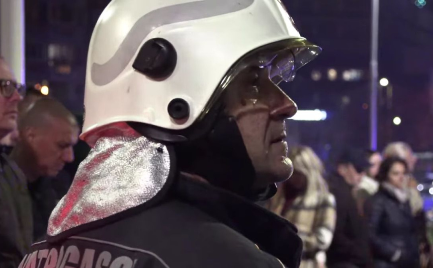 Potresni snimci požara u Tuzli: Građani, vatrogasci i medicinari spašavali štićenike Doma penzionera