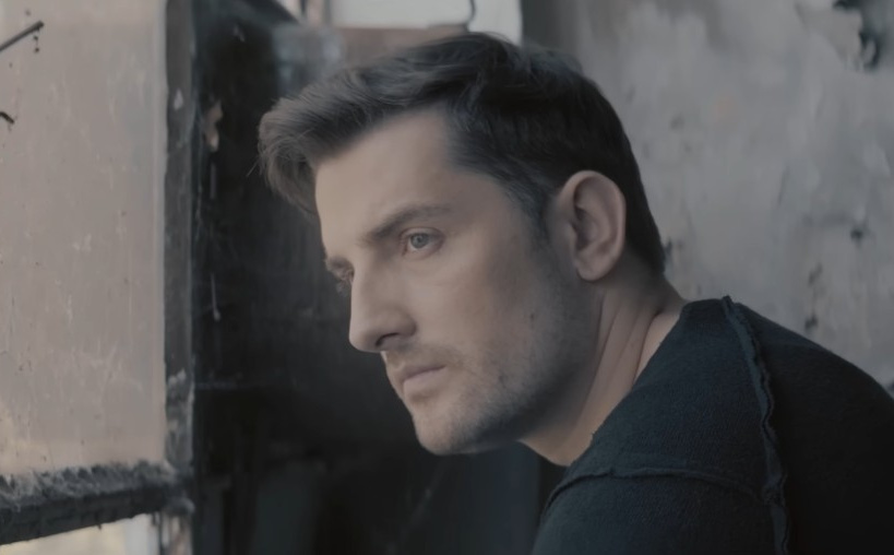 Pjevač Mirza Selimović nakon tragedije u Tuzli: "Ovo nije incident. Ovo je simptom trulog sistema"