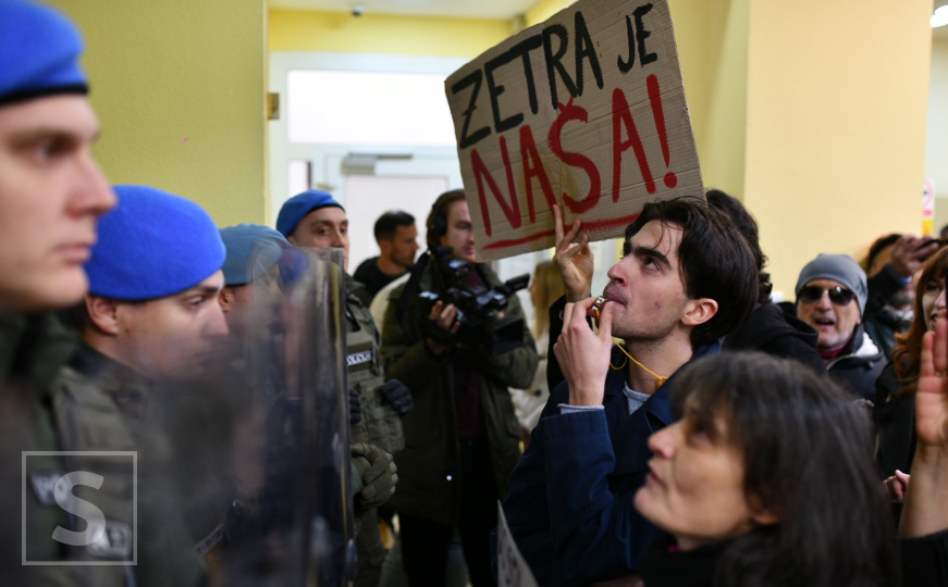 Skandiranje i transparenti "Je l' vas sram?": Građani i građanke Sarajeva ušli u zgradu Vlade KS