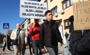 Građani na ulicama Tuzle, poslali poruku vlastima: "Ološi dosta je, odlazite sigurno!"