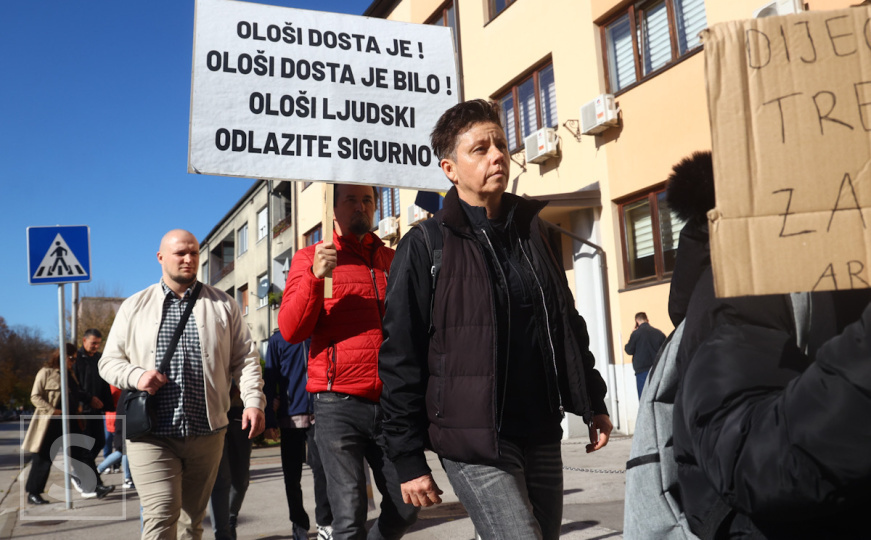 Građani na ulicama Tuzle, poslali poruku vlastima: "Ološi dosta je, odlazite sigurno!"