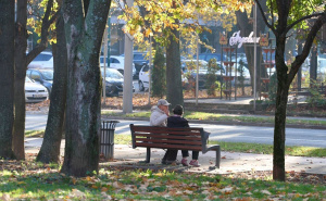 Sarajevske parkove obasjale zrake sunca: Građani uživali u jesenjoj šetnji