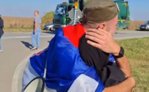 Oglasio se 'mladić sa šajkačom' o viralnom snimku: "Zagrlio sam je da je utješim, nisam znao..."