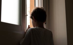 Užas u regiji: Vaspitačica kutijom od kreme pogodila 6-godišnjaka u glavu. Osuđena je