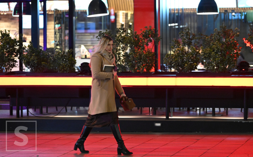 Hladna novembarska noć u Sarajevu: Građani se utoplili šalovima i kapama