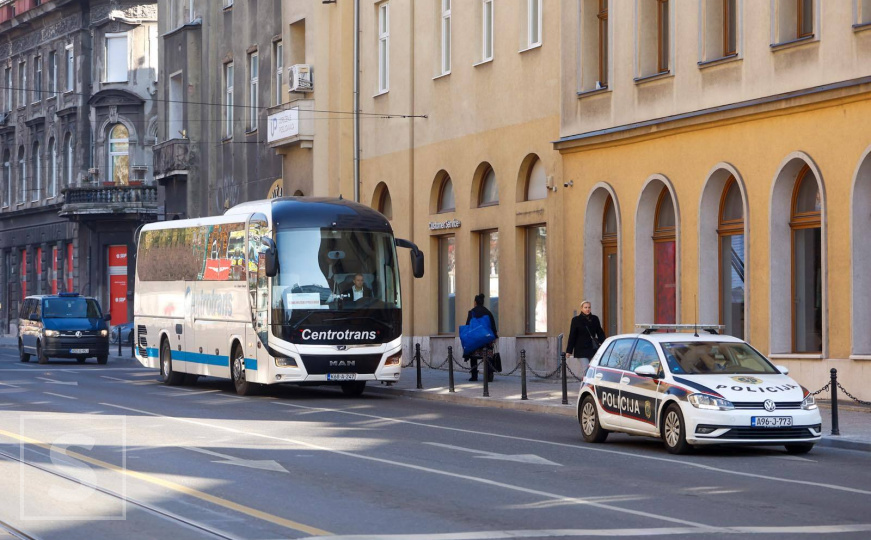 Pod policijskom pratnjom: Autobus s košarkašima Hapoela Tel Aviva snimljen u Sarajevu