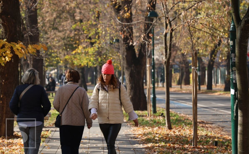 Jesenje sunce u Sarajevu: Građani iskoristili vrijeme za šetnju nakon jutarnje magle