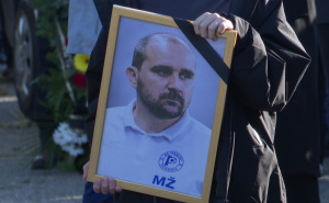 Tragično preminuli Mladen Žižović sahranjen u Bijeljini: Veliki broj ljudi se oprostio od stručnjaka