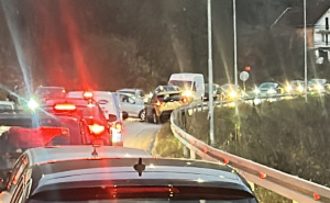 Saobraćajna nesreća u blizini Sarajeva: Dvije osobe povrijeđene, saobraćaj se odvija naizmjenično