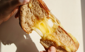 Tost od sira neće biti 'dosadan' uz ovaj recept: Ključ je u ovim začinima