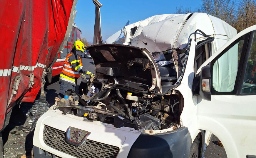 Teška nesreća u Austriji: Kombi se sudario sa kamionom, povrijeđen vozač iz BiH