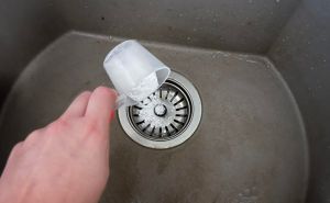 Prestanite koristiti sirće i sodu bikarbonu: Stručnjaci otkrili bolju metodu za začepljeni odvod