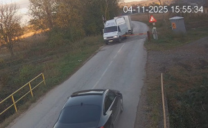 Ignorisao rampu i svjetlosnu signalizaciju: Snimljen opasan prelazak preko pruge kod Modriče