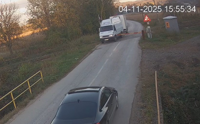 Ignorisao rampu i svjetlosnu signalizaciju: Snimljen opasan prelazak preko pruge kod Modriče