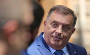 Dodik dobio umjetničko djelo kao neočekivani poklon: "Pa pravo reći, i jeste na konju"