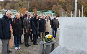 Delegacija Parlamentarne skupštine OSCE-a odala počast žrtvama genocida u Srebrenici