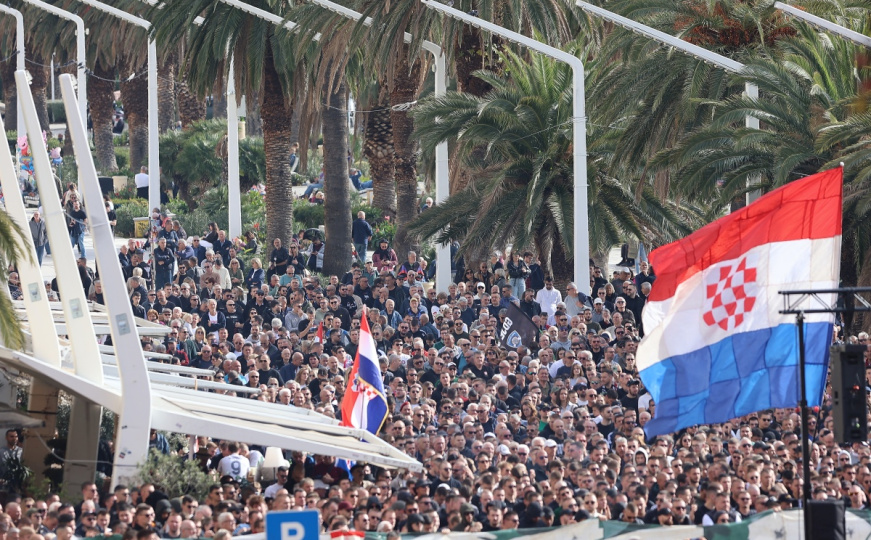 Protest Torcide u Splitu: Riva puna policije, ore se Thompsonove pjesme, stigao i kontroverzni Skejo