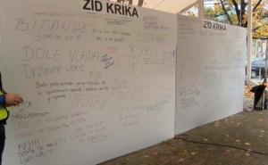 Postavljen "zid krika" u Tuzli, građani ostavljaju poruke: "Ubili ste mi najbolju drugaricu"