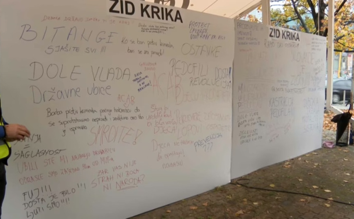 Postavljen "zid krika" u Tuzli, građani ostavljaju poruke: "Ubili ste mi najbolju drugaricu"