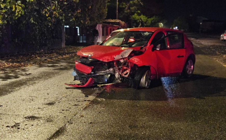 Saobraćajna nesreća u Mostaru: Renault izletio iz krivine i udario u zid, jedna osoba povrijeđena