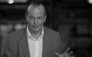 Nakon kratke borbe s karcinomom pluća: Preminuo čuveni britanski voditelj Quentin Willson