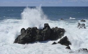 Poznata turistička destinacija na udaru visokih valova: Tri osobe stradale, 15 povrijeđeno