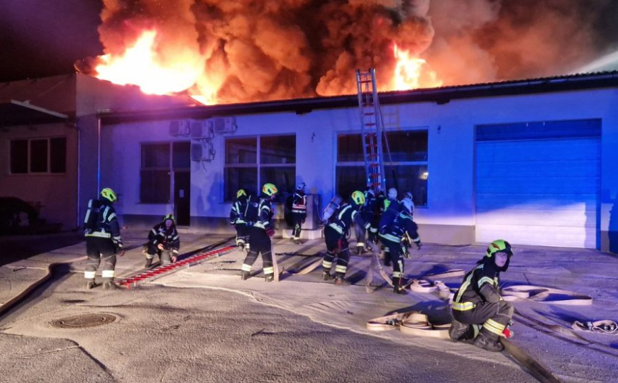 Vatrogasci i službe spašavanja još uvijek na terenu
#Pozar #Ljubljana #Slovenija