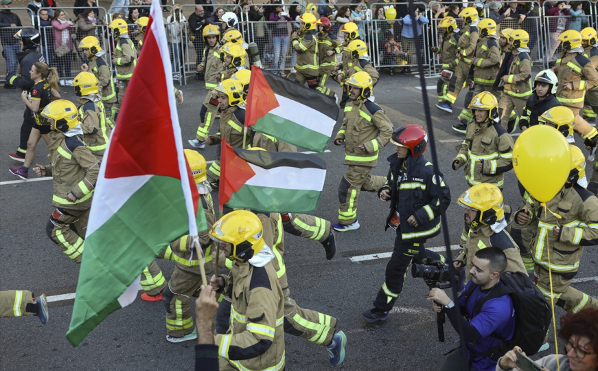 Emotivan gest solidarnosti: Vatrogasci u Barceloni trčali s palestinskim zastavama