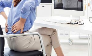 Bolovi u leđima nestaju dok sjedite: "Sjedeća salsa", ova jednostavna vježba može pomoći