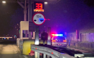 Saobraćajna nesreća na autoputu kod Sarajeva: Vozilo udarilo u rampu