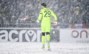 Komične scene iz Kanade: Snijeg, golman sa lopatom i pogodak o kojem će se dugo pričati