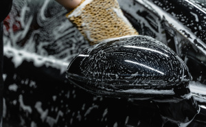 Ovo je najčešća pogreška koju vozači rade pri čišćenju stakla: Nije problem u sredstvu, već u krpi