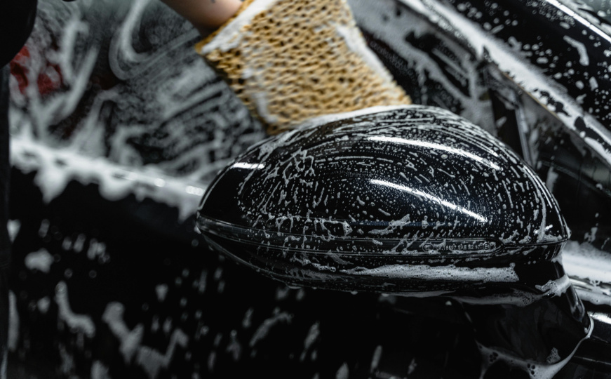 Ovo je najčešća pogreška koju vozači rade pri čišćenju stakla: Nije problem u sredstvu, već u krpi