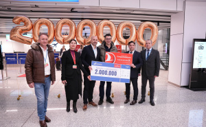 Dočekan dvomilioniti putnik na Aerodromu Sarajevo: Uručen mu specijalan poklon