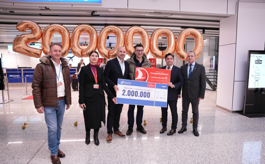 Dočekan dvomilioniti putnik na Aerodromu Sarajevo: Uručen mu specijalan poklon