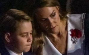 Princ George prvi put prisustvovao važnoj svečanosti: Majka Kate mu se ponosno smiješila