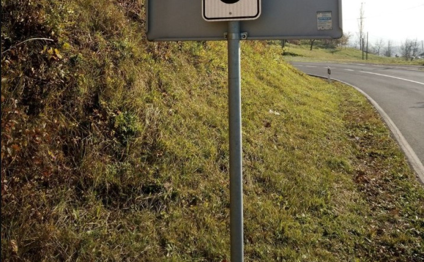 Zbunio vozače u bh. susjedstvu: Pojavio se misteriozni saobraćajni znak, niko ne zna šta znači