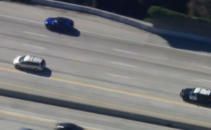 Filmska potjera na autoputu u Kaliforniji: Policija juri sivi mini-van, vozač izbjegao sve zamke